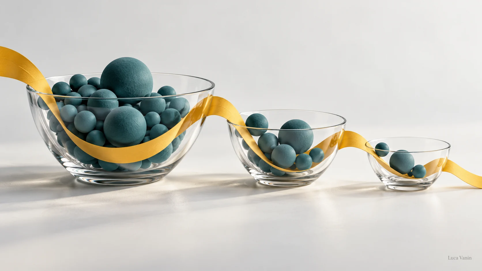Tre contenitori di ampiezza diversa rappresentano le fasi di un funnel.